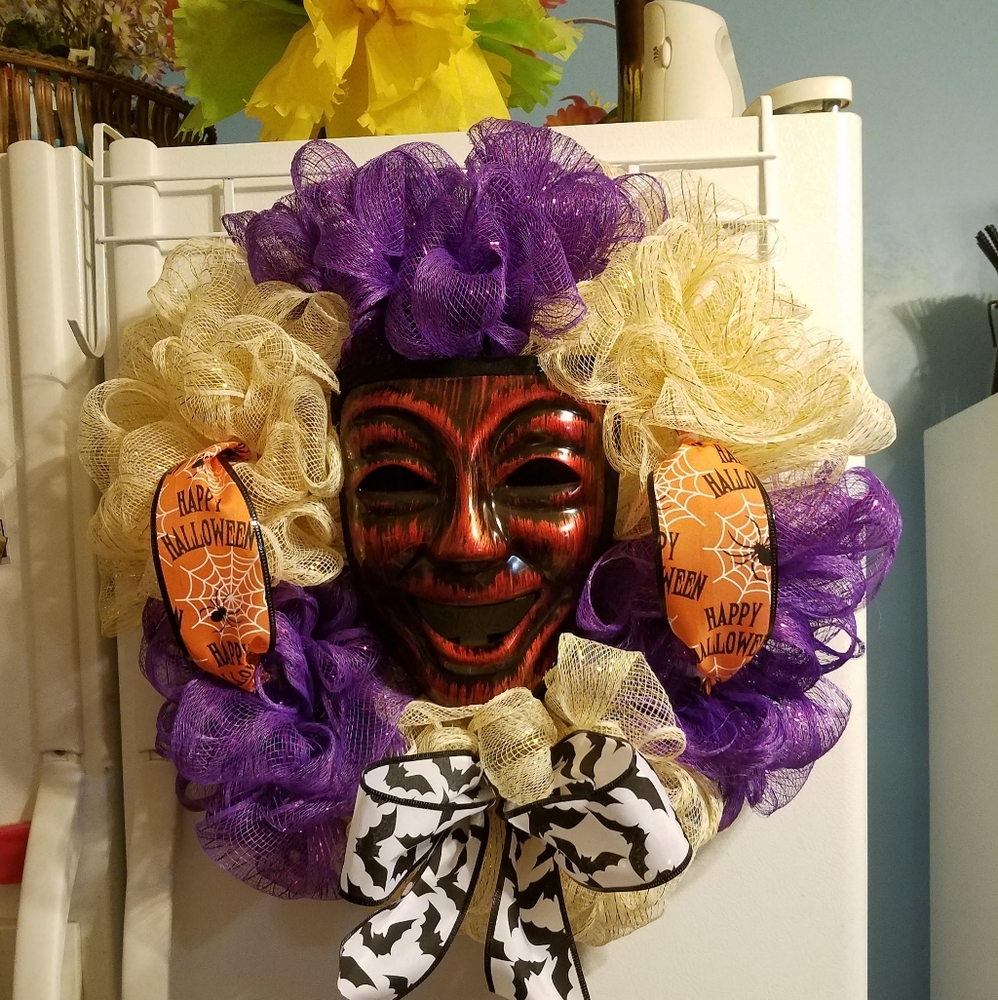 Handmade rustic finish scull mask wreath - Picture 7 of 9